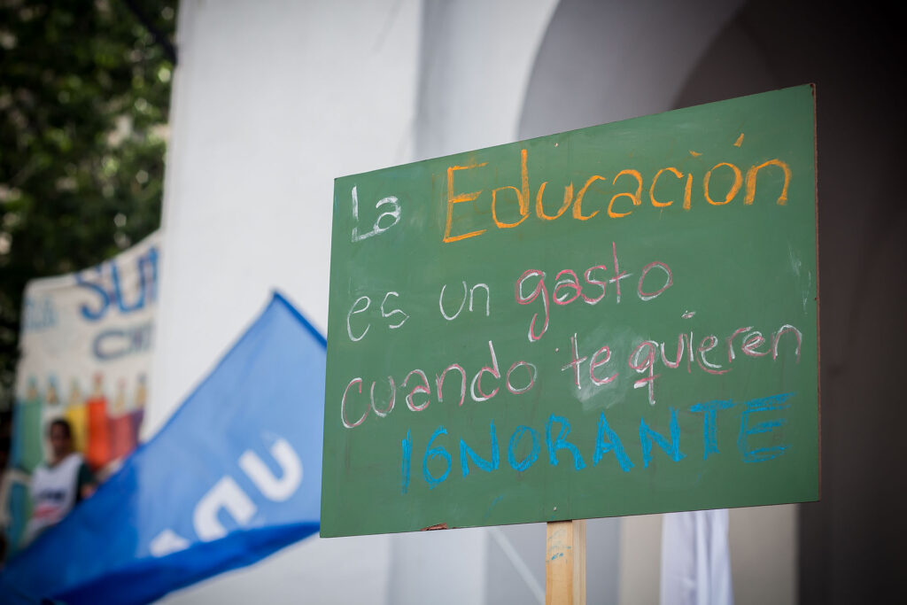 Pizarrón sostenido como cartel "La educación es un gasto cuando te quieren ignorante" - Foto de Ezequiel Glikman